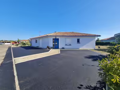 Pose de pavés avec finition enrobés et petits cailloux