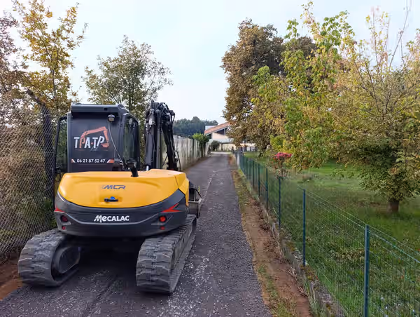 Thierry Pineau aux commandes de sa pelle Mécalac — TPA-TP Terrassement Landes