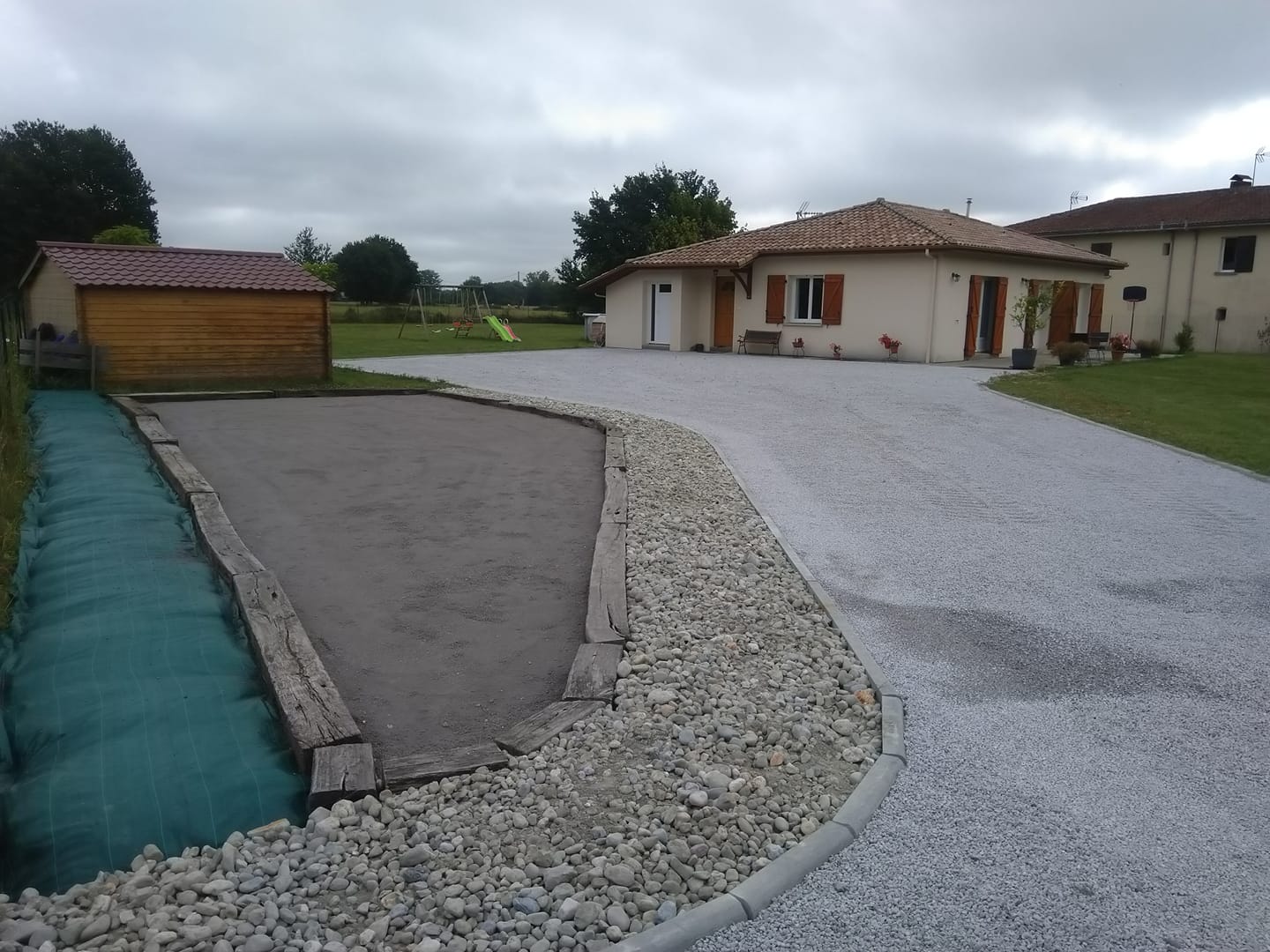 Aménagement extérieur maison neuve : terrassement, allée et clôture